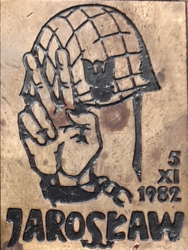 Plakietka z symboliką ruchu opozycyjnego wykonana na zakończenie służby wojskowej przez żołnierzy jarosławskiej kompanii specjalnej (ze zbiorów Stanisława Pituły).